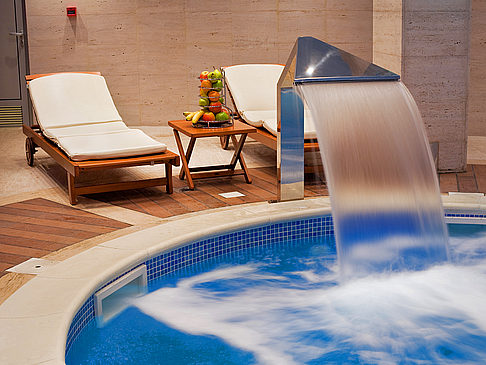 Tipps zu Stuttgart Hotels Bildansicht Reiseführer  von Stuttgart Luxushotels verfügen über exklusive Wellnessbereiche